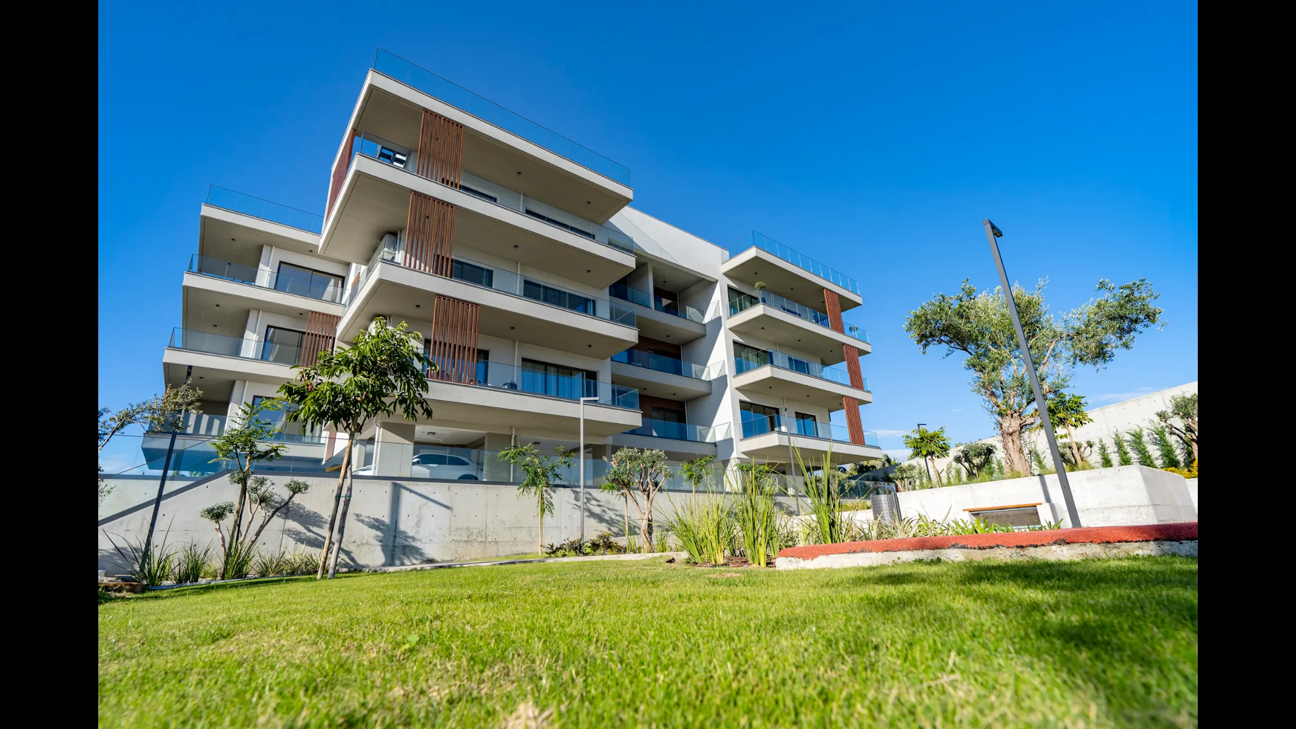 Apartments and villas near the sea in a prestigious area 1