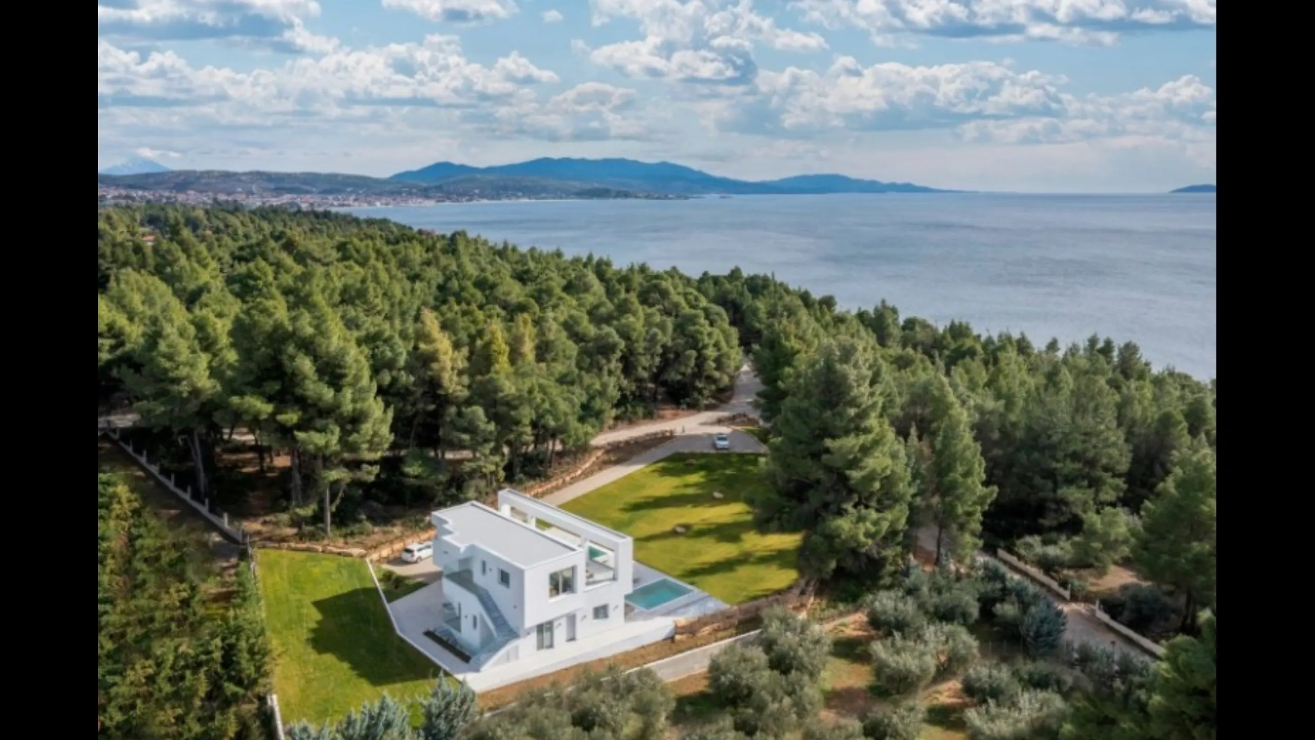 Villa with 4 bedrooms near the sea and pine forest, Nikiti, Sithonia 1