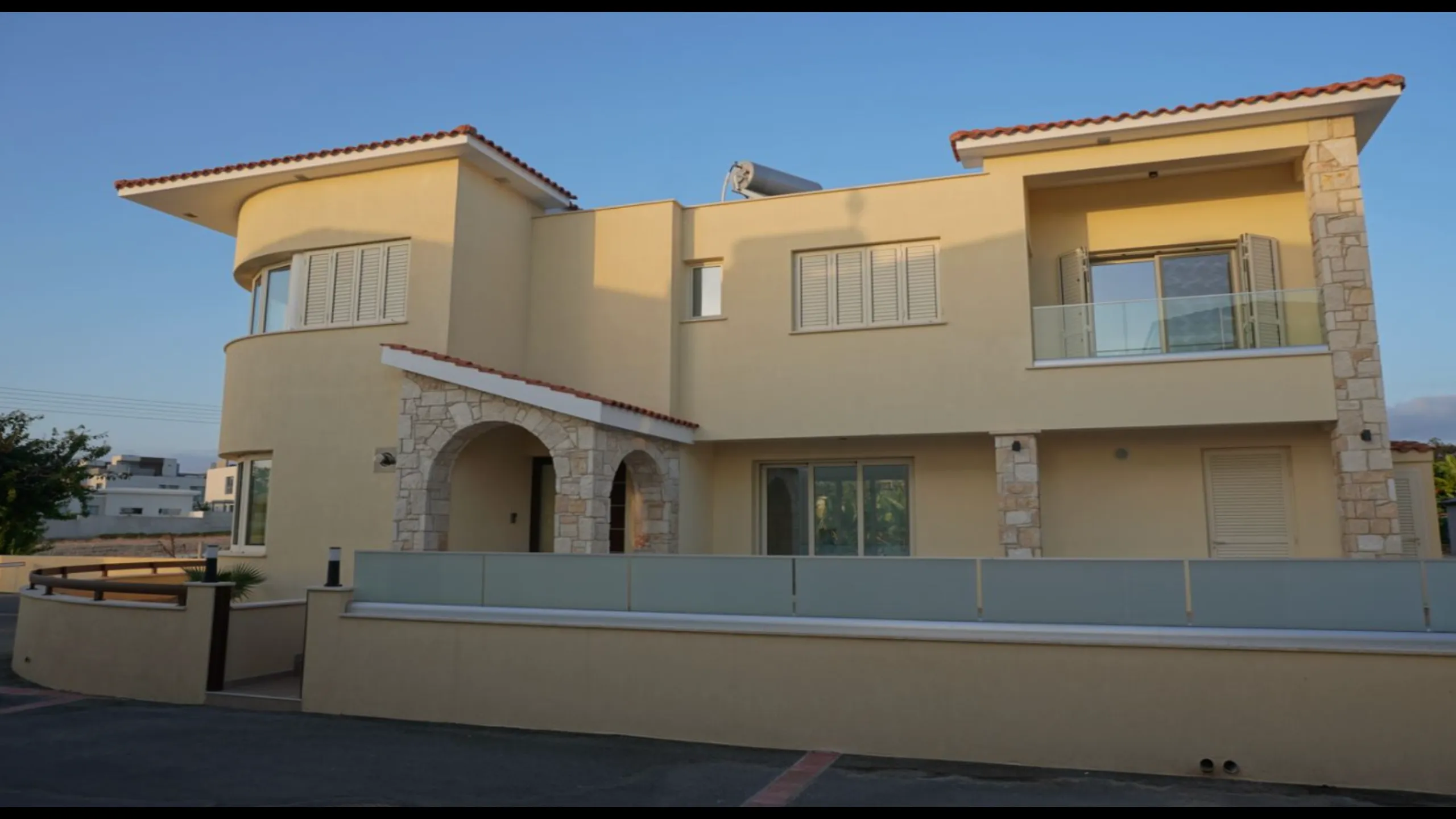 Large villa in classical style with 3 bedrooms, Kissonerga, Paphos 1