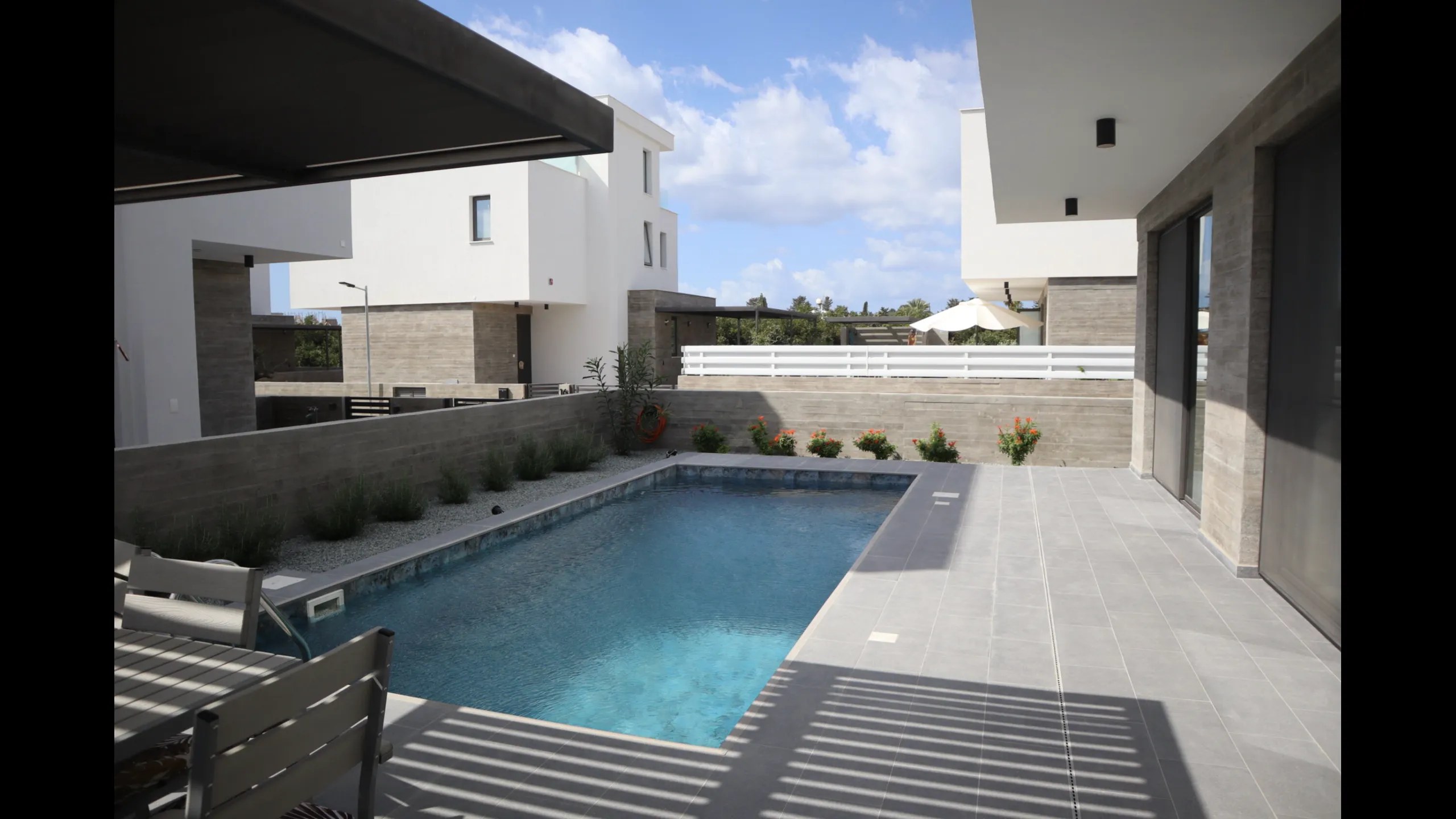 Modern villa with pool in a gated community 3