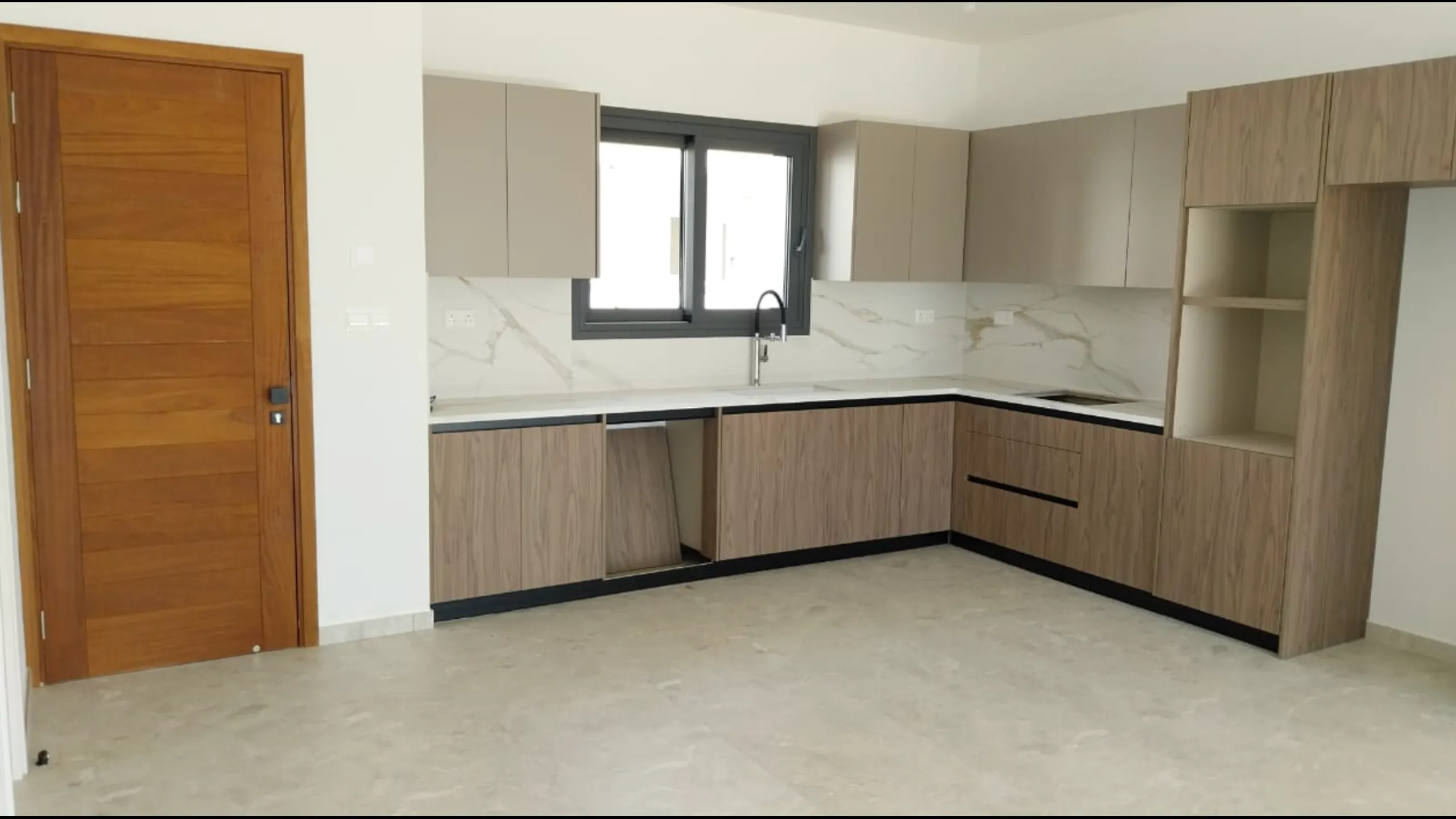 Sea view villa in a prestigious area of Limassol 11