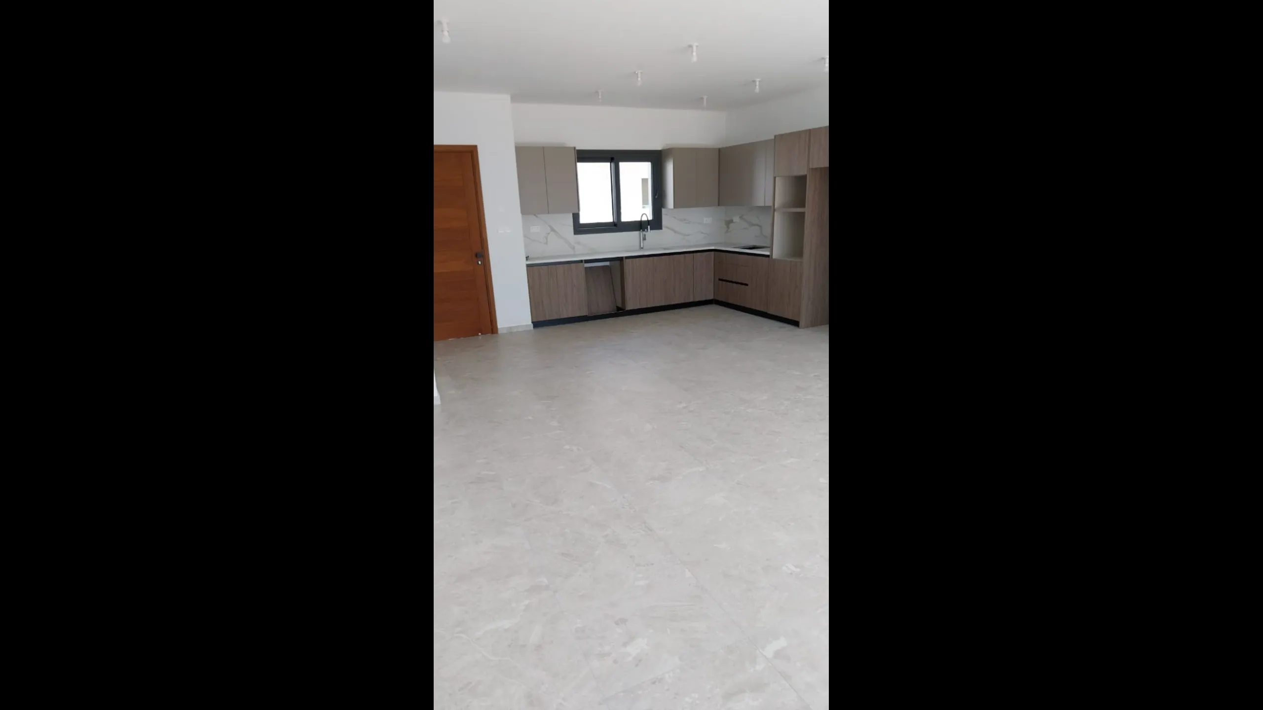 Sea view villa in a prestigious area of Limassol 12