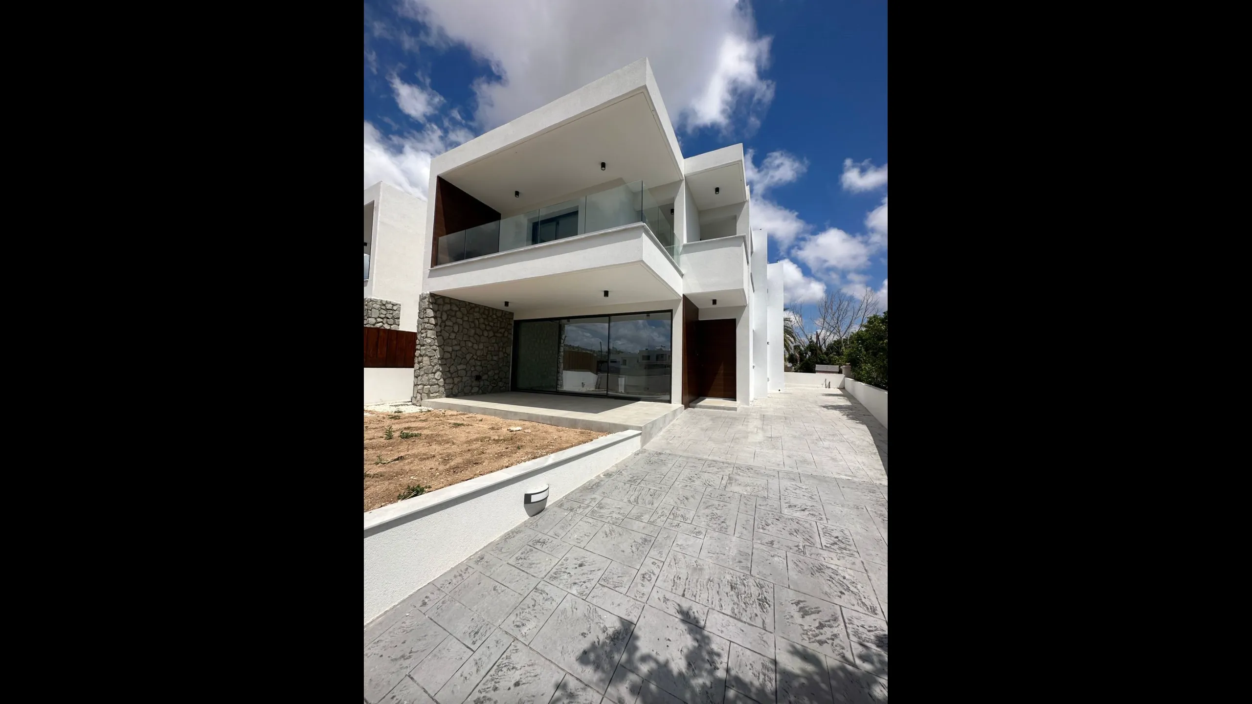 Modern villa with pool in a quiet area 3