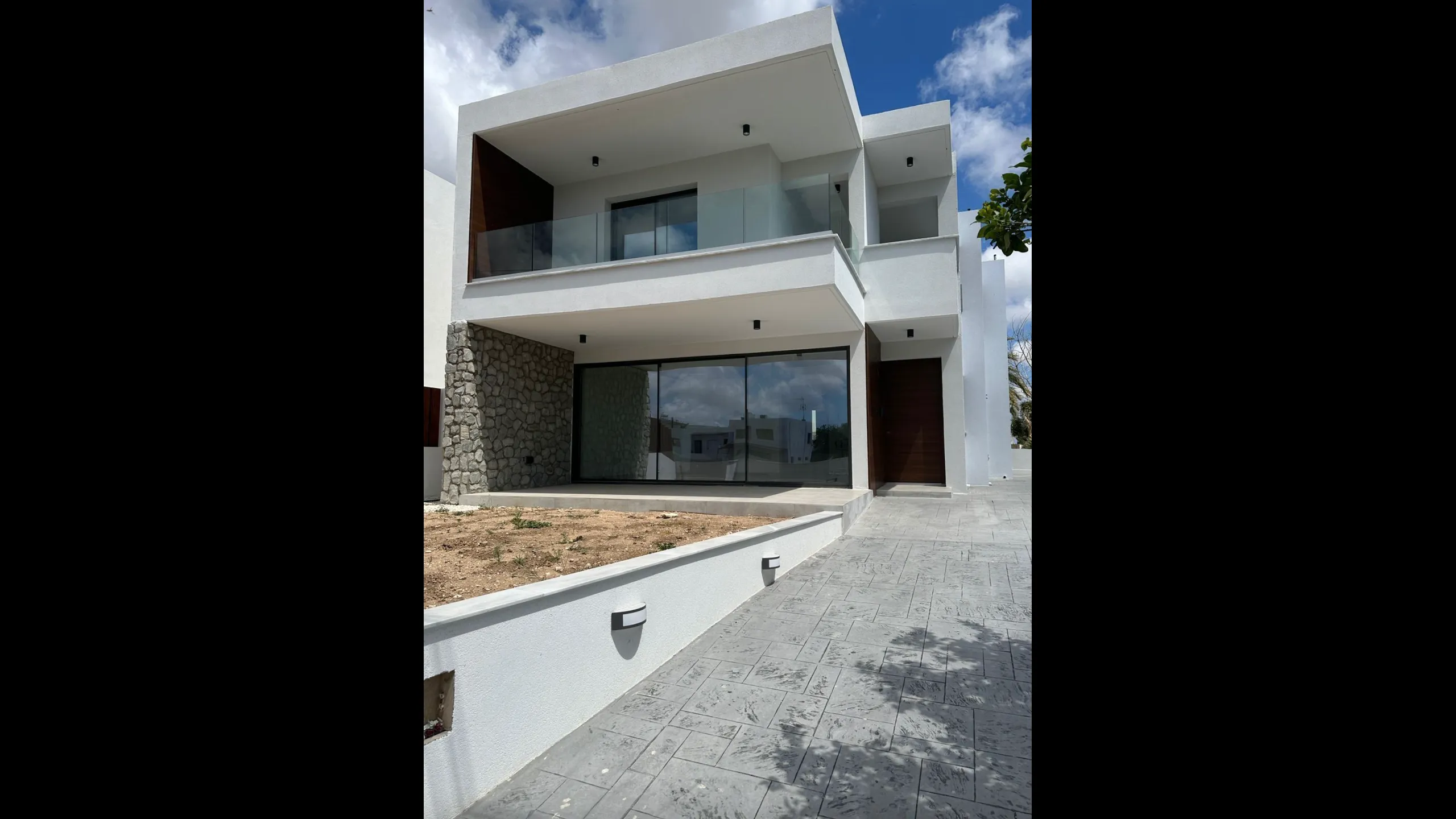 Современная вилла с бассейном в тихом районе 1