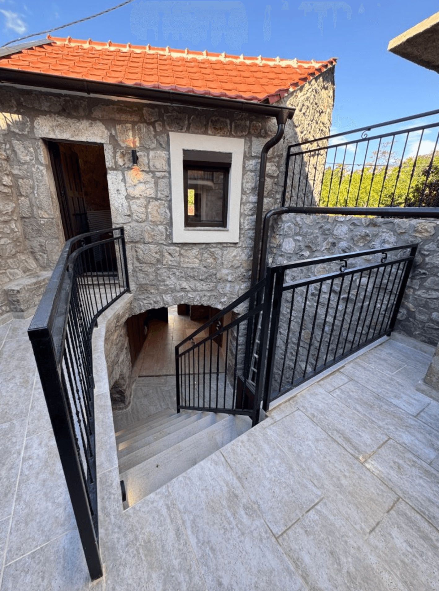 Дом из традиционного камня, Луштица 1