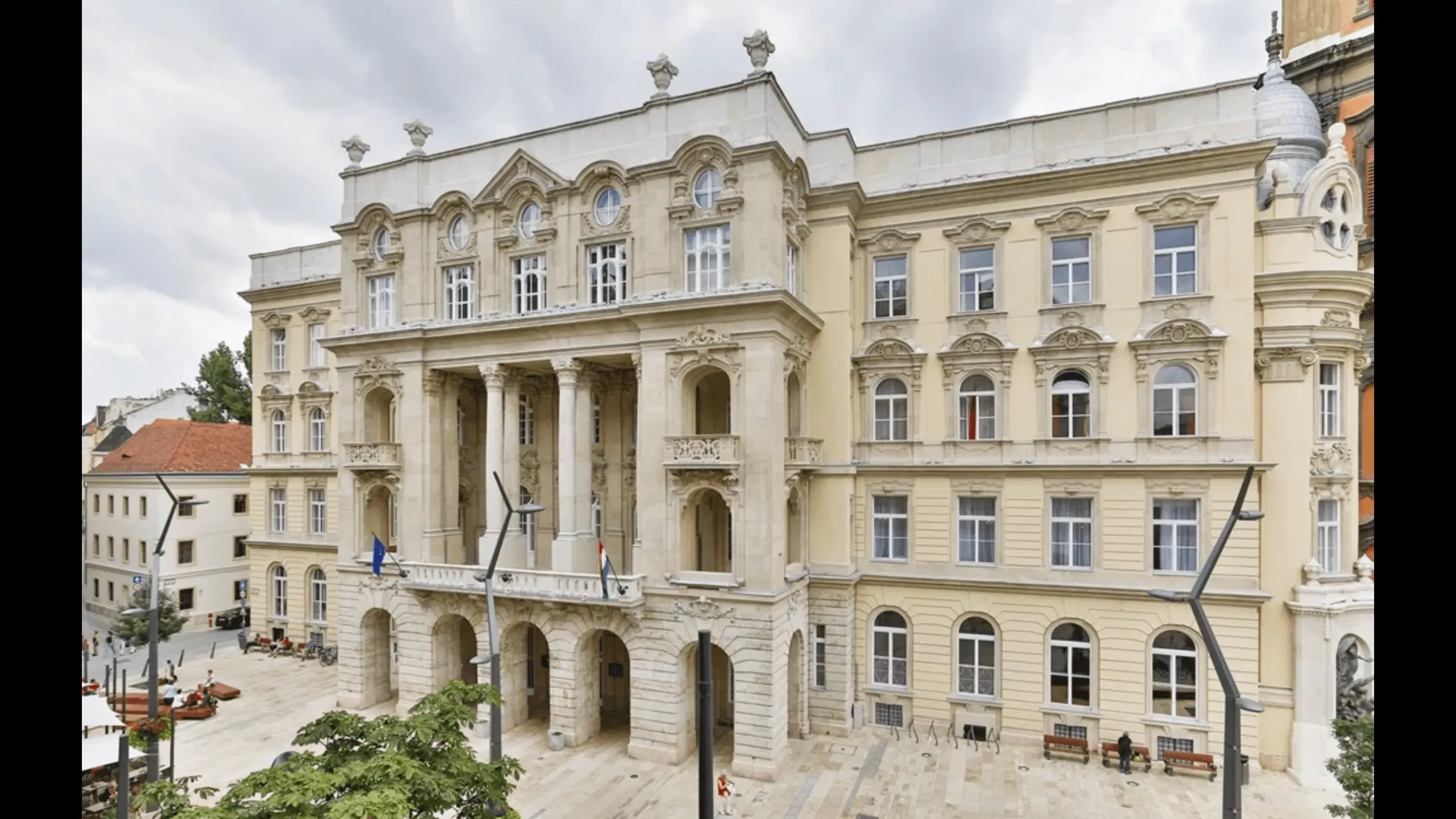 Urban apartments with 1 bedroom and panoramic view of University Square, V District, Budapest 1